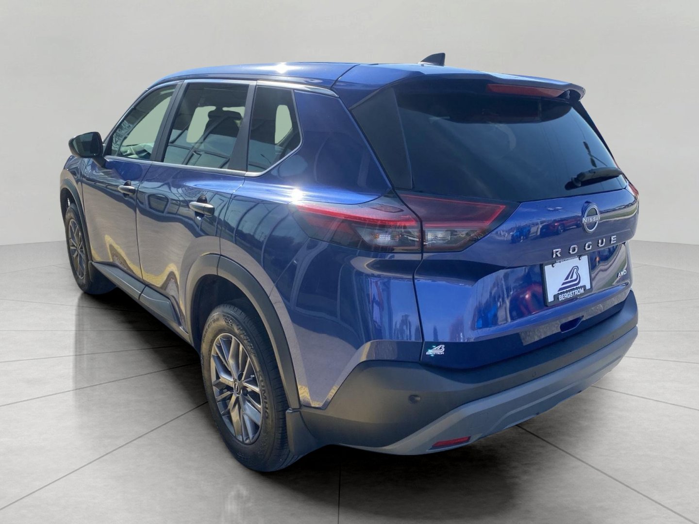 Used 2023 Nissan Rogue S AWD/4WD image 9