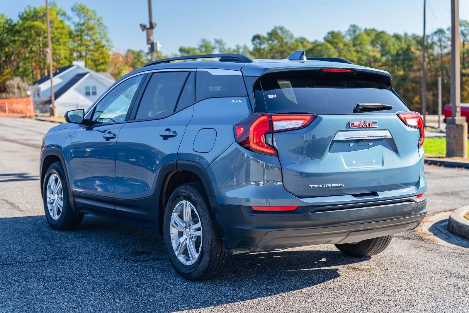 Used 2024 GMC Terrain SLE w/ Driver Convenience Package image 3