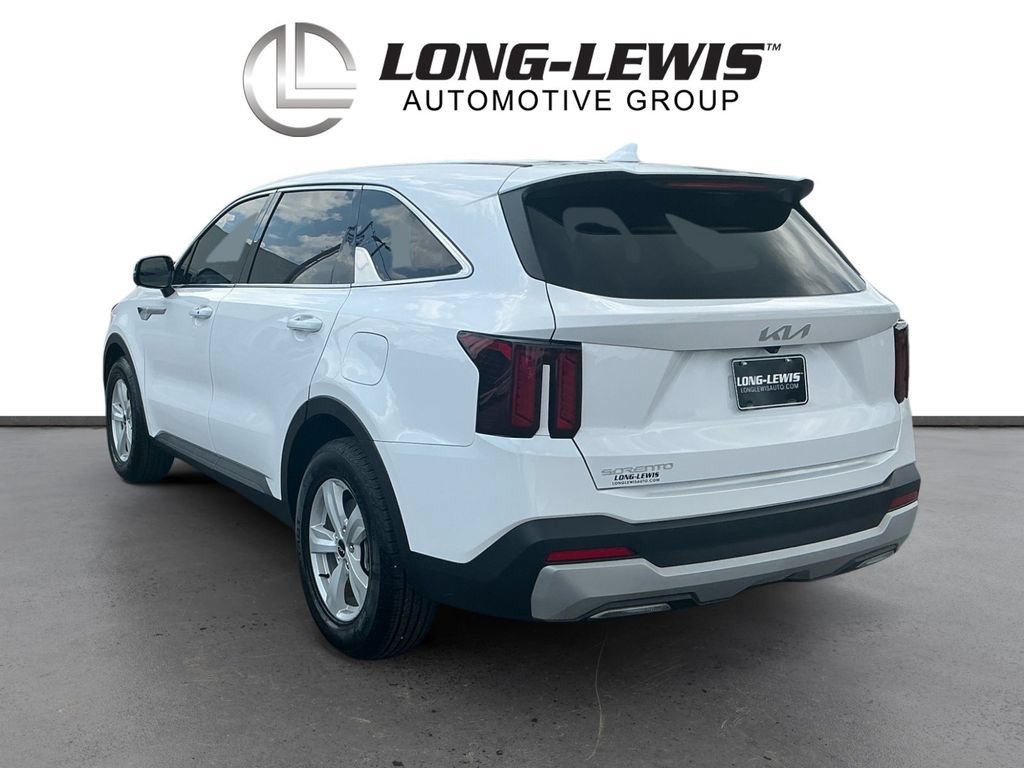 Used 2025 Kia Sorento LX FWD image 4