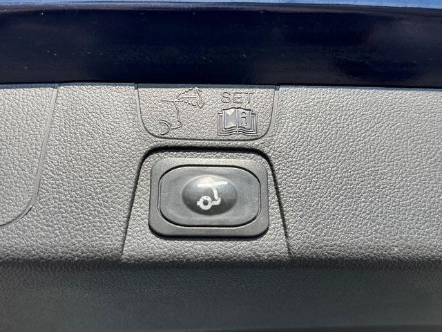 Certified 2017 Ford C-MAX Energi SE w/ Equipment Group 401A FWD image 6