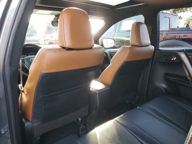 Used 2018 Toyota RAV4 SE image 11