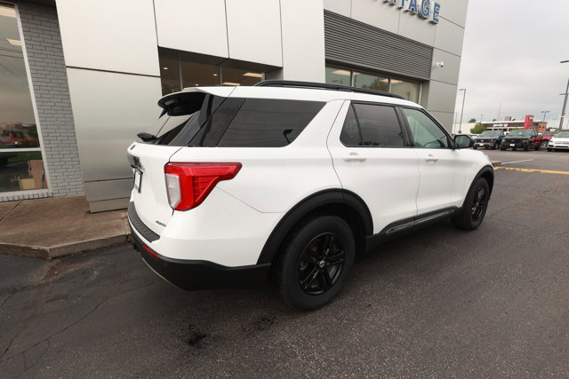 Certified 2021 Ford Explorer XLT w/ Equipment Group 202A AWD/4WD image 3