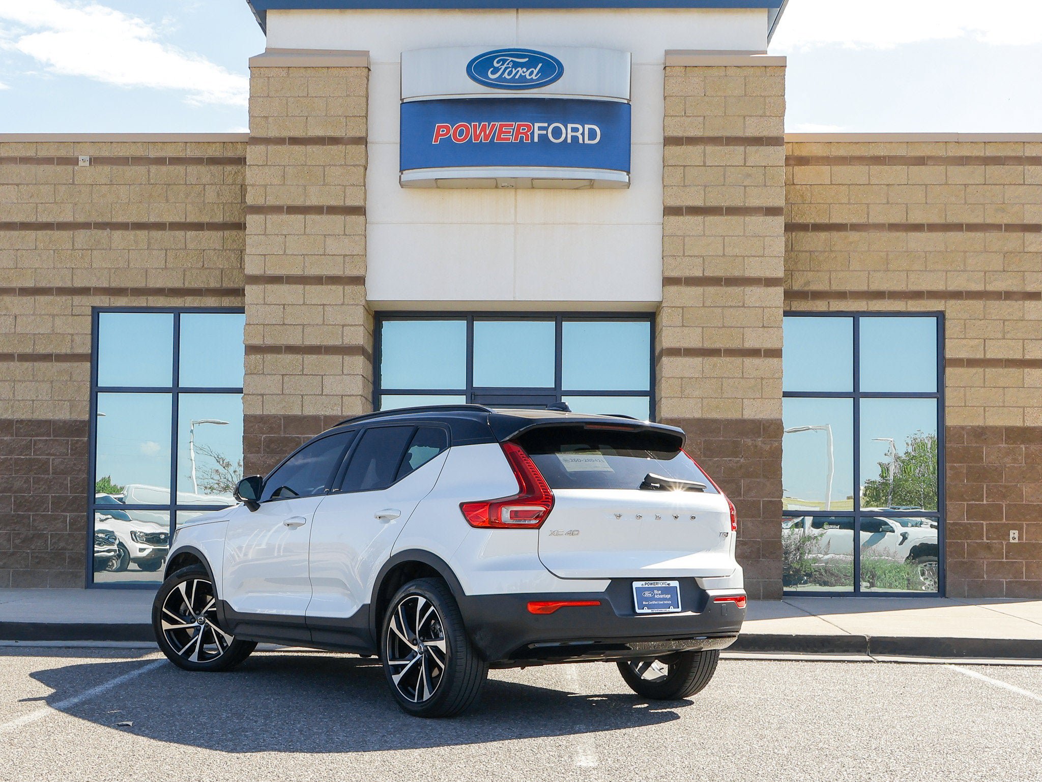 Used 2022 Volvo XC40 T5 R-Design AWD/4WD image 8