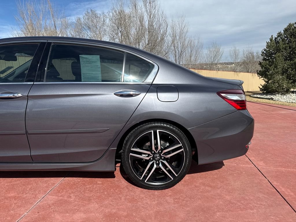 Used 2017 Honda Accord Touring image 3