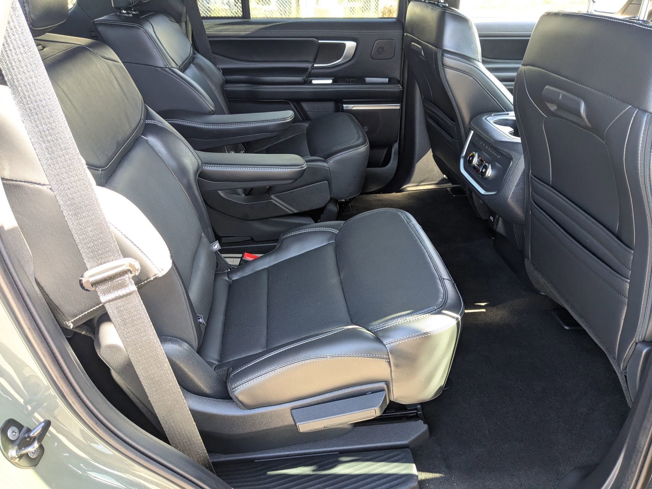 Certified 2025 Ford Expedition Platinum w/ Stealth Performance Package AWD/4WD image 39