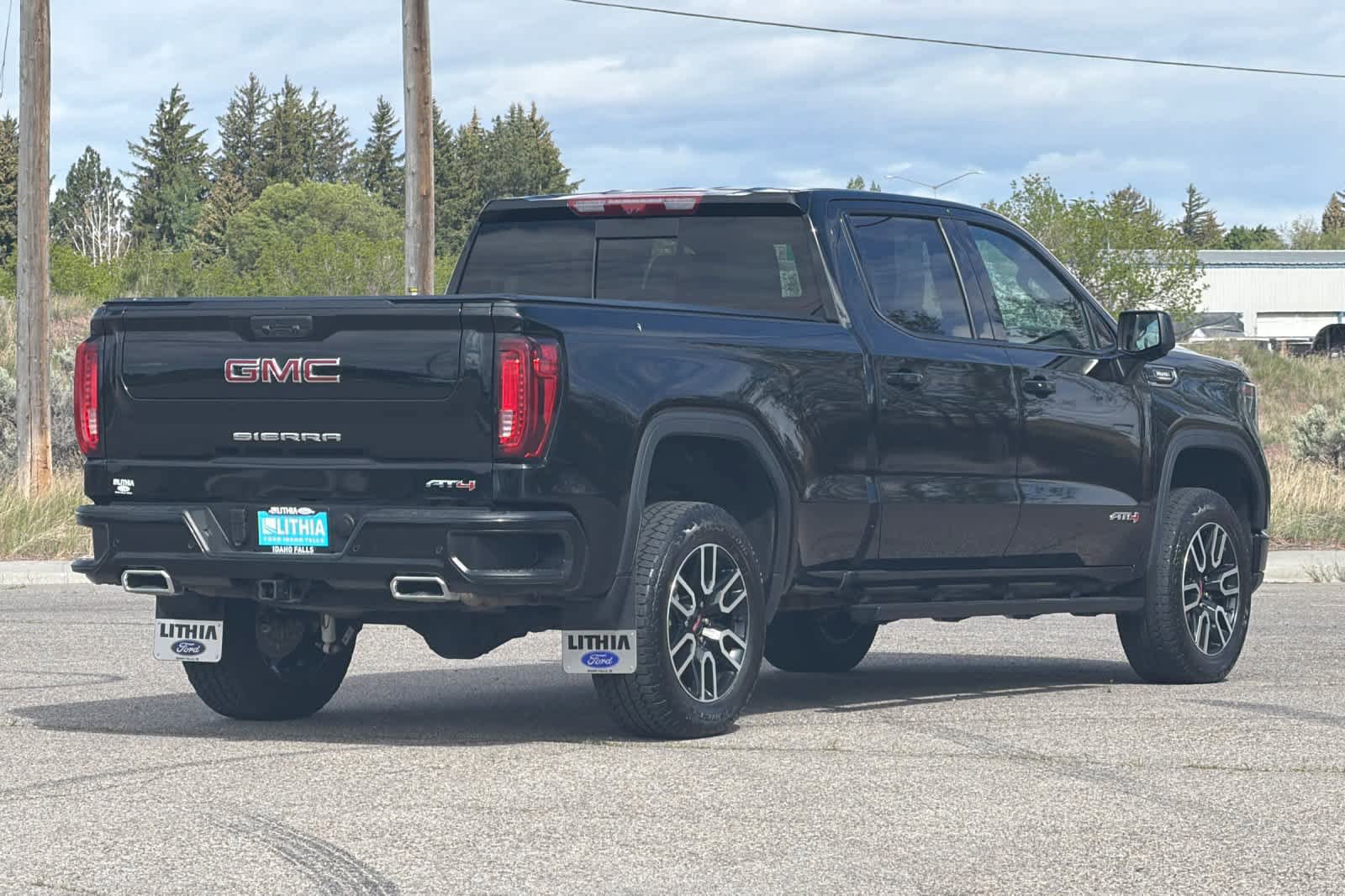 Used 2025 GMC Sierra 1500 AT4 w/ Technology Package AWD/4WD image 2