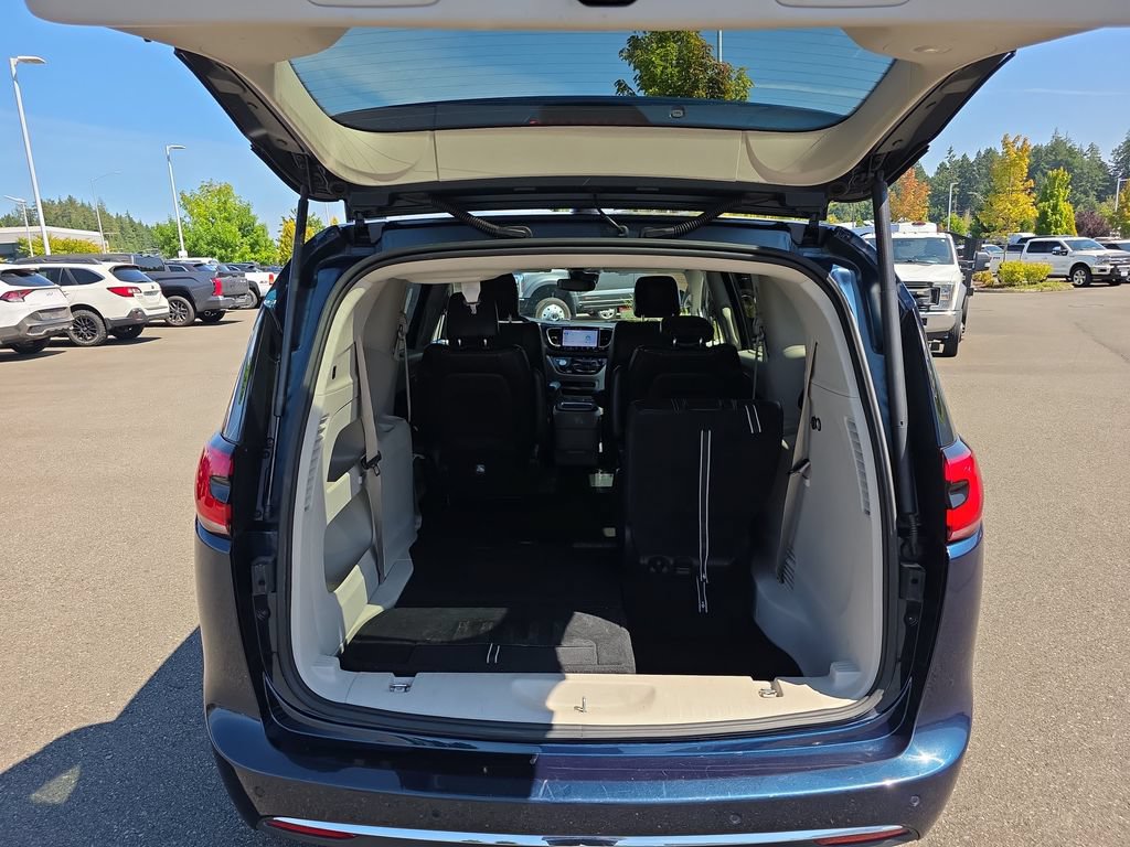 Used 2023 Chrysler Pacifica Touring-L FWD image 31