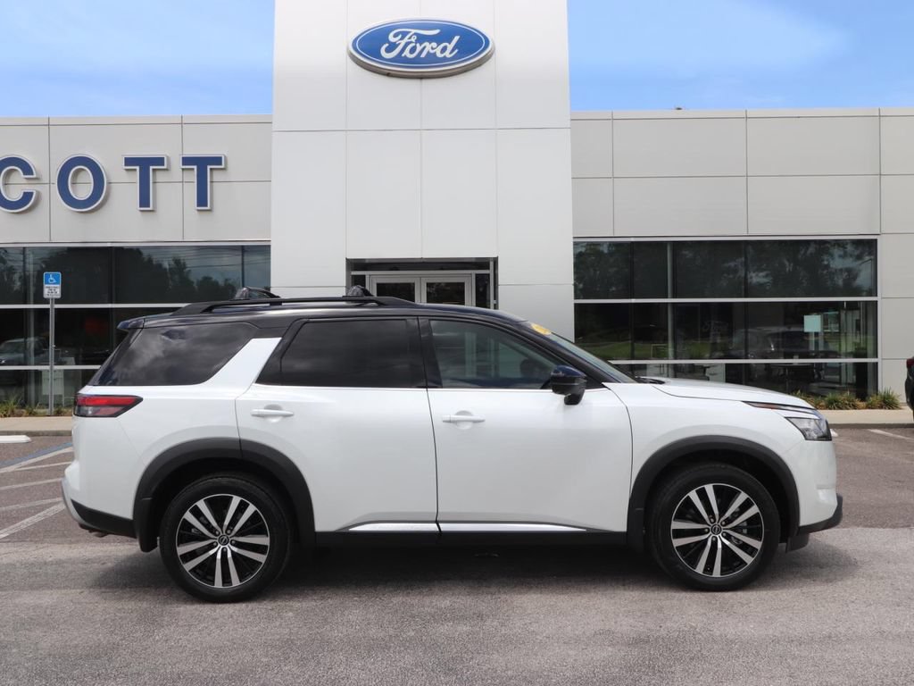 Used 2025 Nissan Pathfinder Platinum w/ Black Appearance Package AWD/4WD image 16