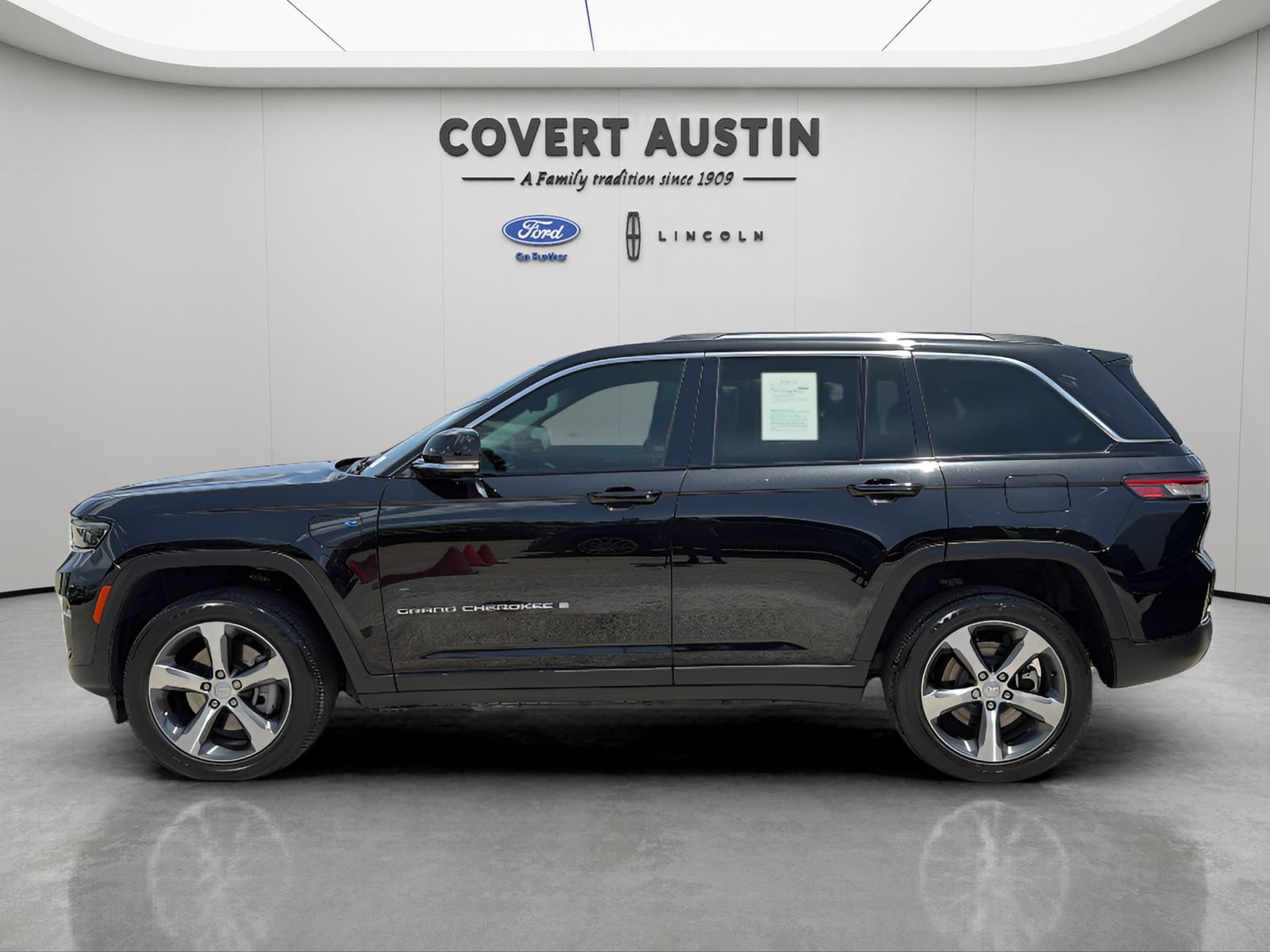 Used 2023 Jeep Grand Cherokee 4WD 4xe image 2