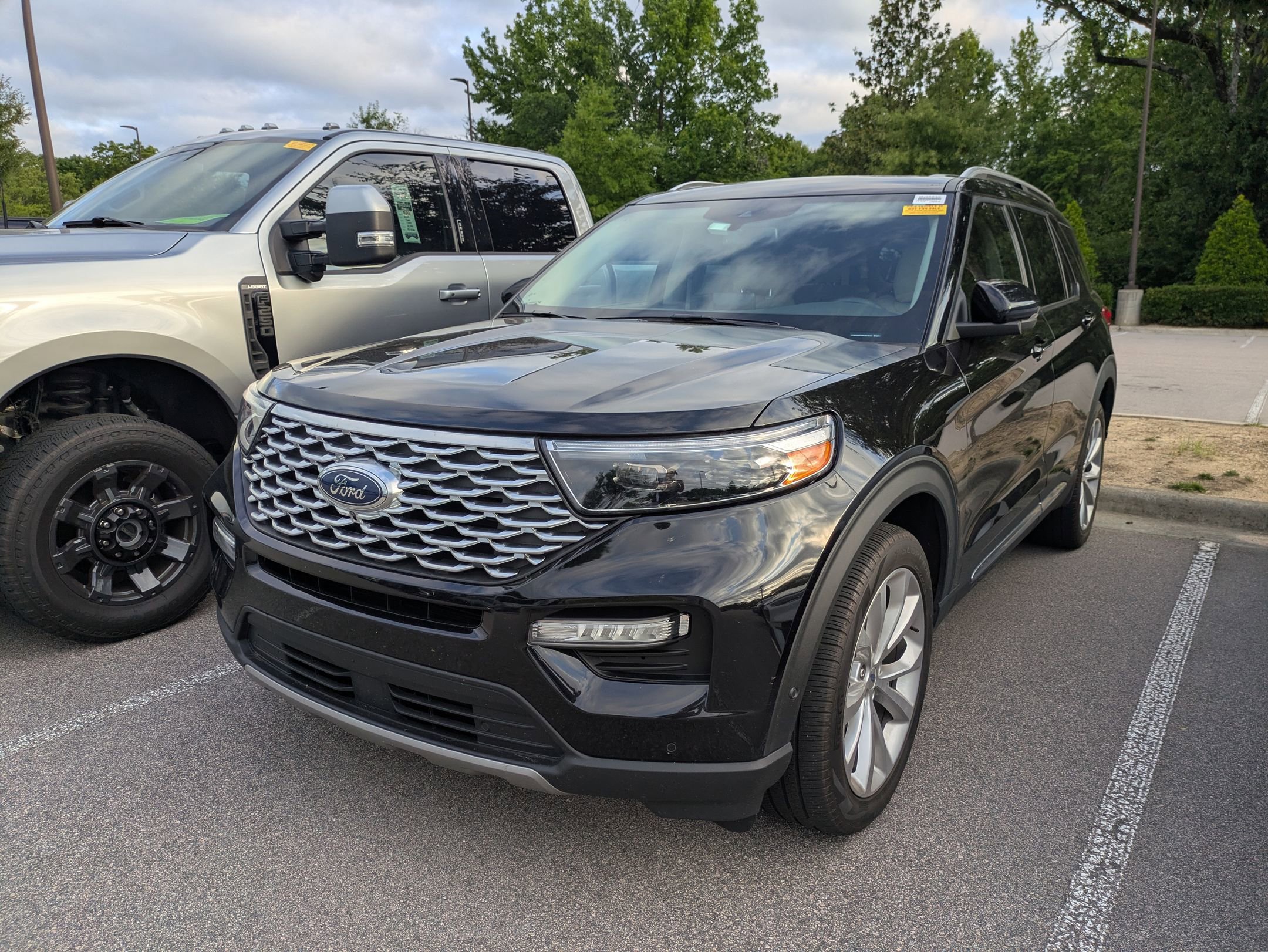 Certified 2022 Ford Explorer Platinum w/ Equipment Group 601A AWD/4WD image 3
