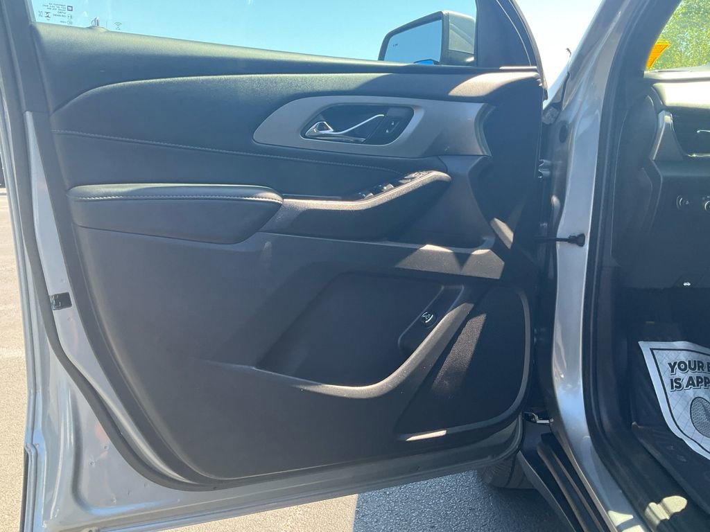 Used 2023 Chevrolet Traverse LT image 17