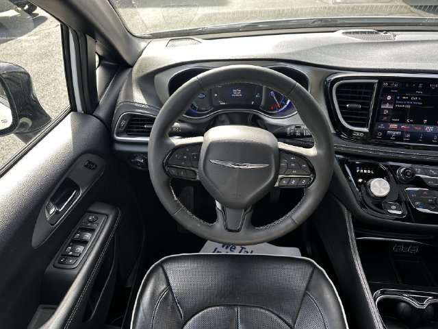 Used 2024 Chrysler Pacifica Premium FWD image 14