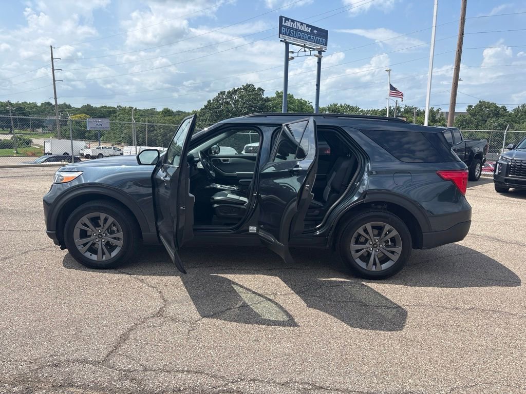 Certified 2023 Ford Explorer XLT w/ Equipment Group 202A AWD/4WD image 4