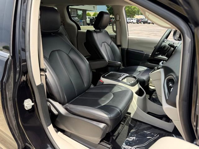 Used 2024 Chrysler Pacifica Touring-L FWD image 38