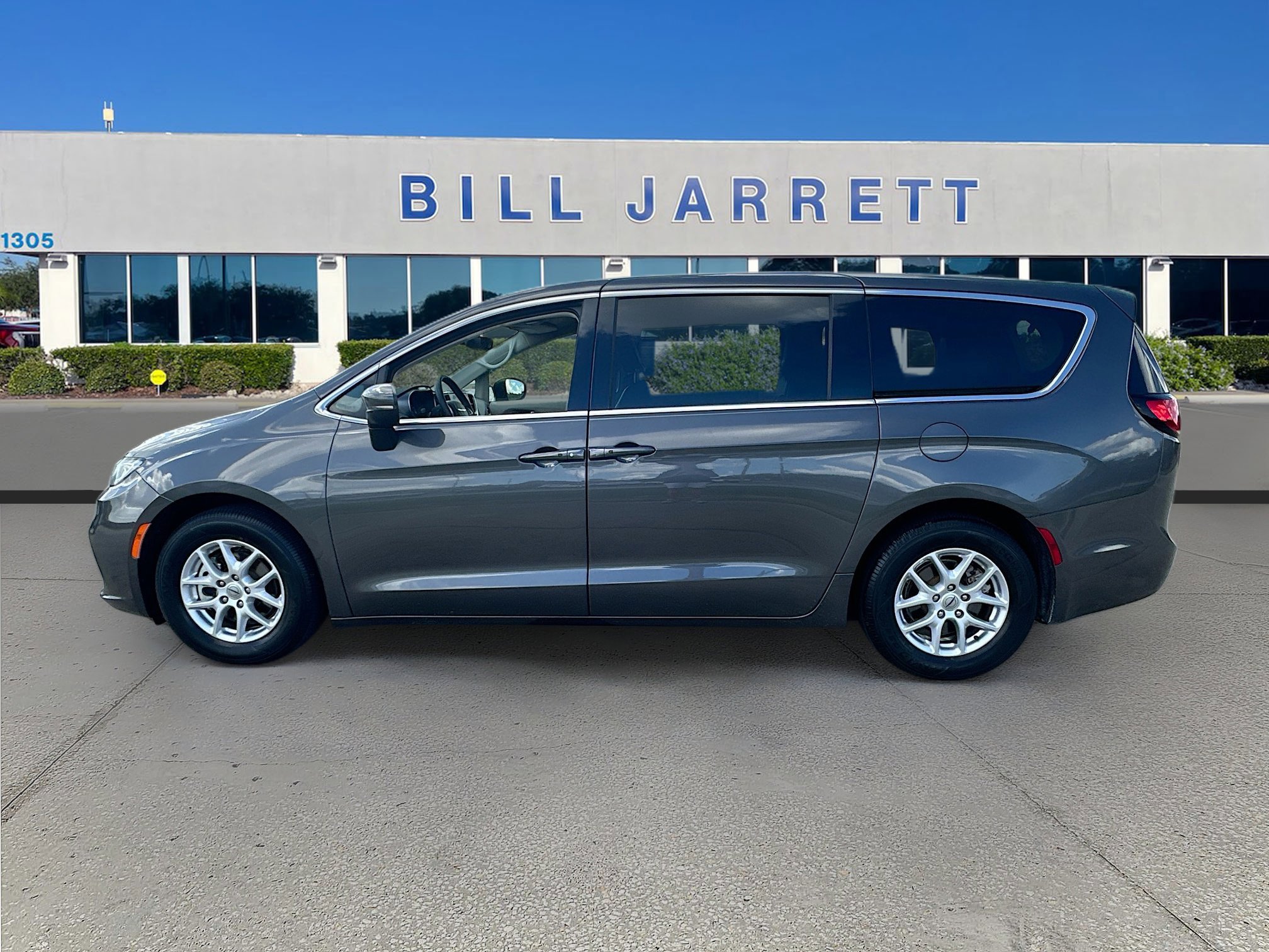 Used 2023 Chrysler Pacifica Touring-L image 2