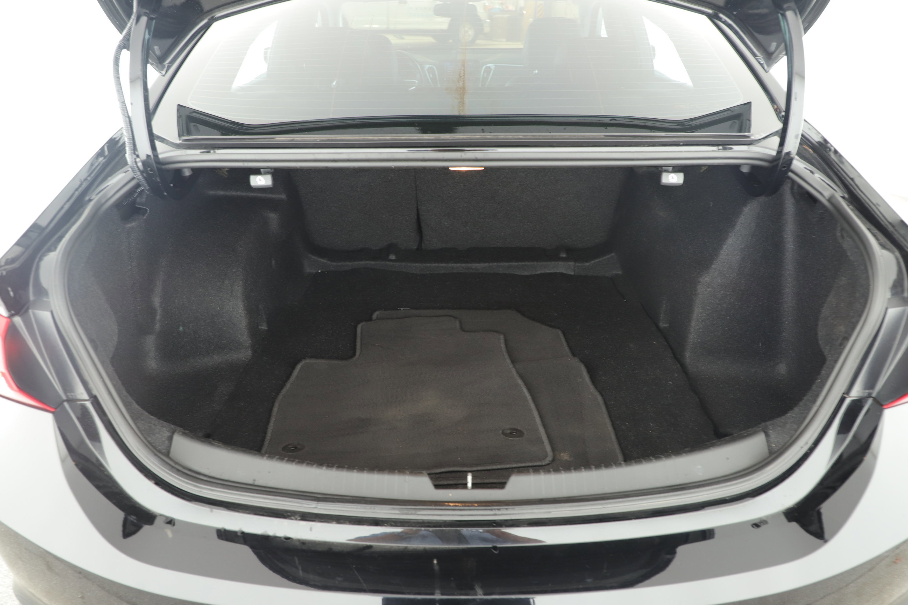 Used 2020 Chevrolet Malibu LT w/ Leather Package image 5