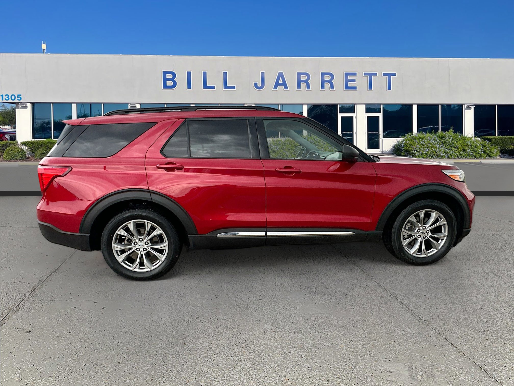 Certified 2022 Ford Explorer XLT w/ Equipment Group 202A RWD image 8
