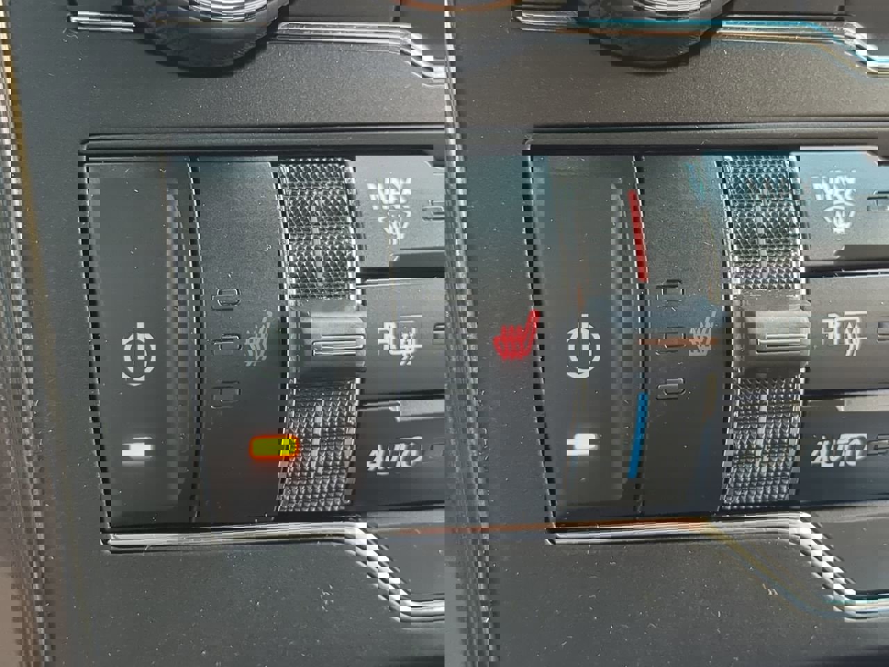 Certified 2018 Ford Explorer XLT w/ Equipment Group 202A image 20