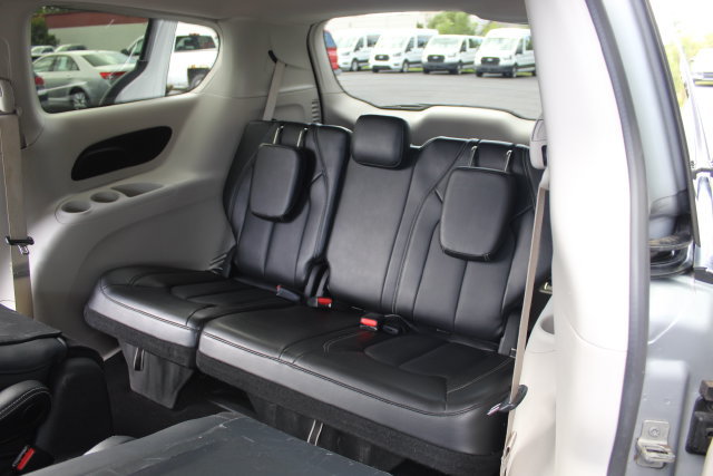 Used 2024 Chrysler Pacifica Limited FWD image 17