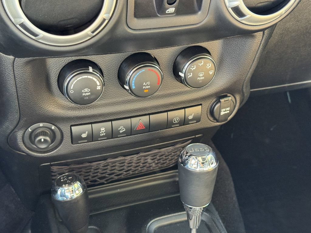 Used 2018 Jeep Wrangler Unlimited Sahara w/ Connectivity Group AWD/4WD image 17