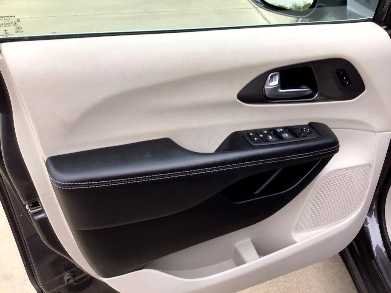 Used 2022 Chrysler Pacifica Touring-L image 10