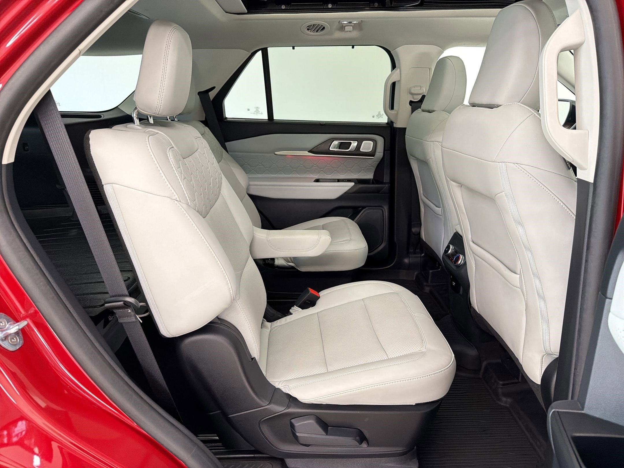Certified 2025 Ford Explorer Platinum w/ Ultimate Package image 28