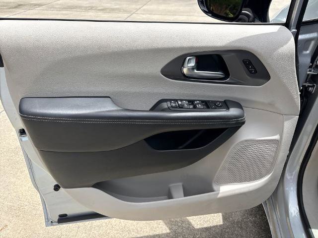 Used 2024 Chrysler Pacifica Touring-L FWD image 16