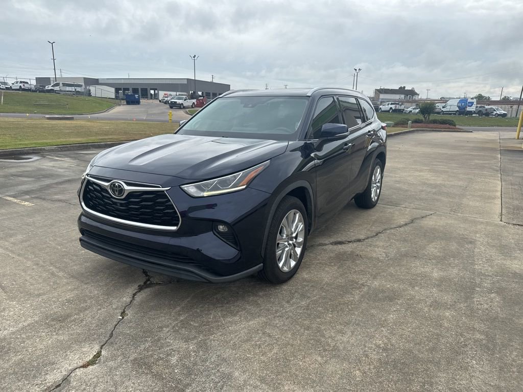 Used 2021 Toyota Highlander Limited FWD image 4