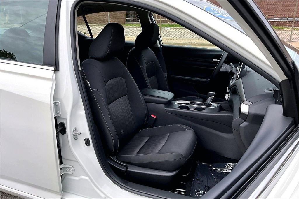 Used 2025 Nissan Altima 2.5 SV FWD image 7