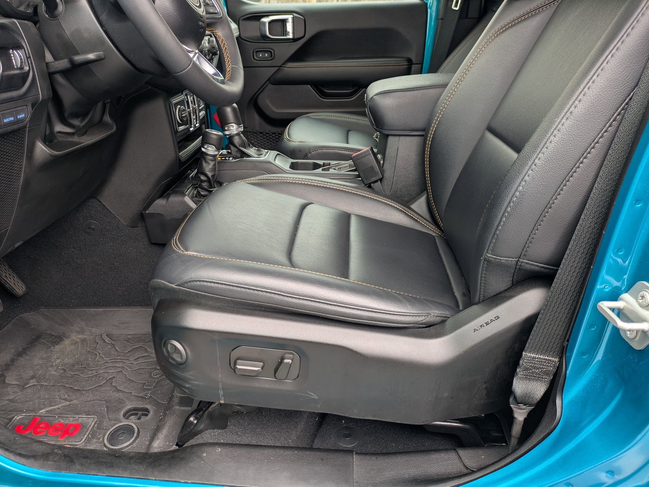 Used 2024 Jeep Wrangler Unlimited Sahara w/ Technology Group image 12