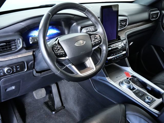 Certified 2023 Ford Explorer Platinum w/ Technology Package AWD/4WD image 3