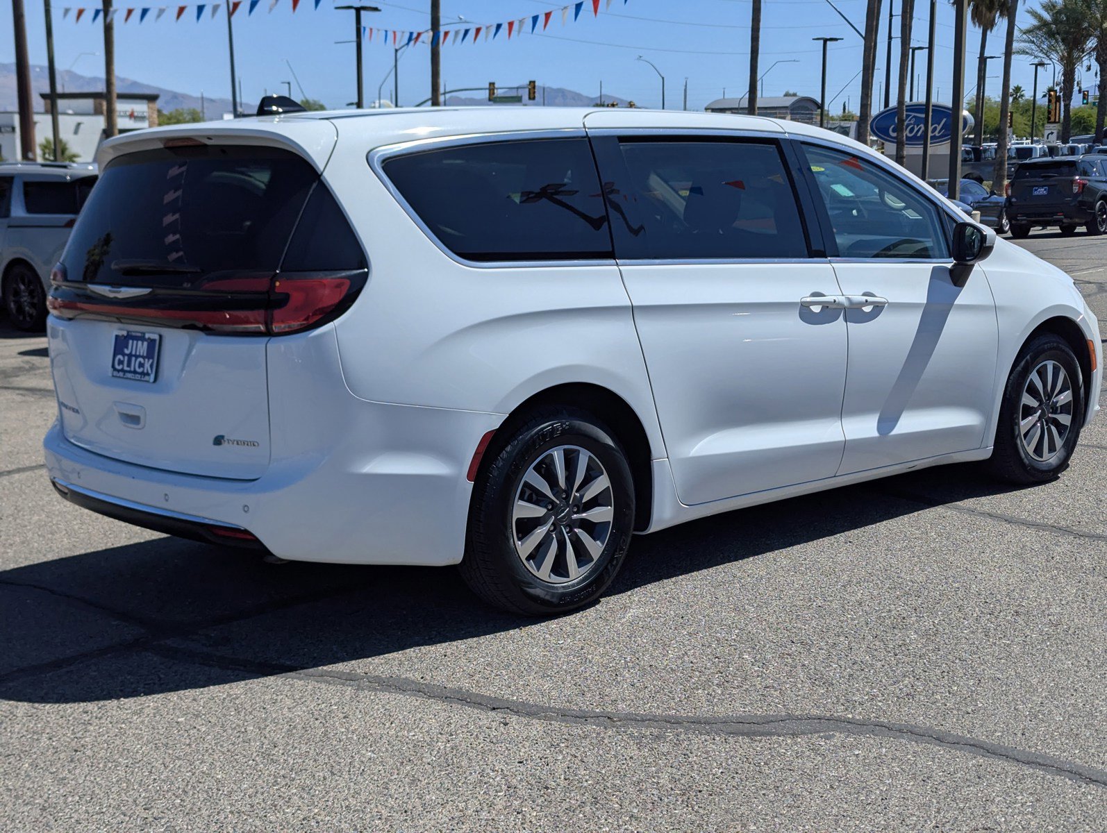Used 2023 Chrysler Pacifica Touring-L FWD image 2