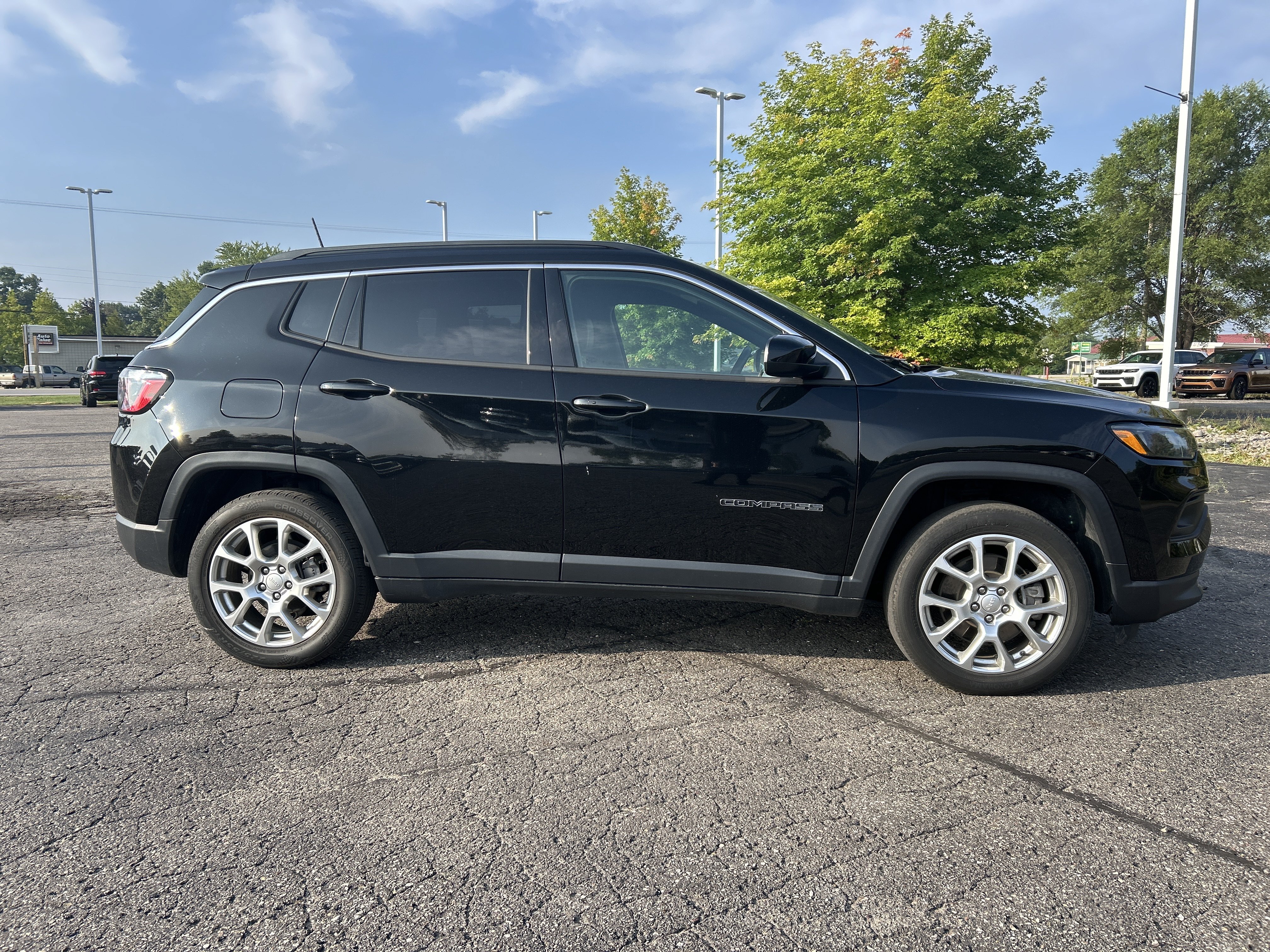 Used 2023 Jeep Compass Latitude AWD/4WD image 3