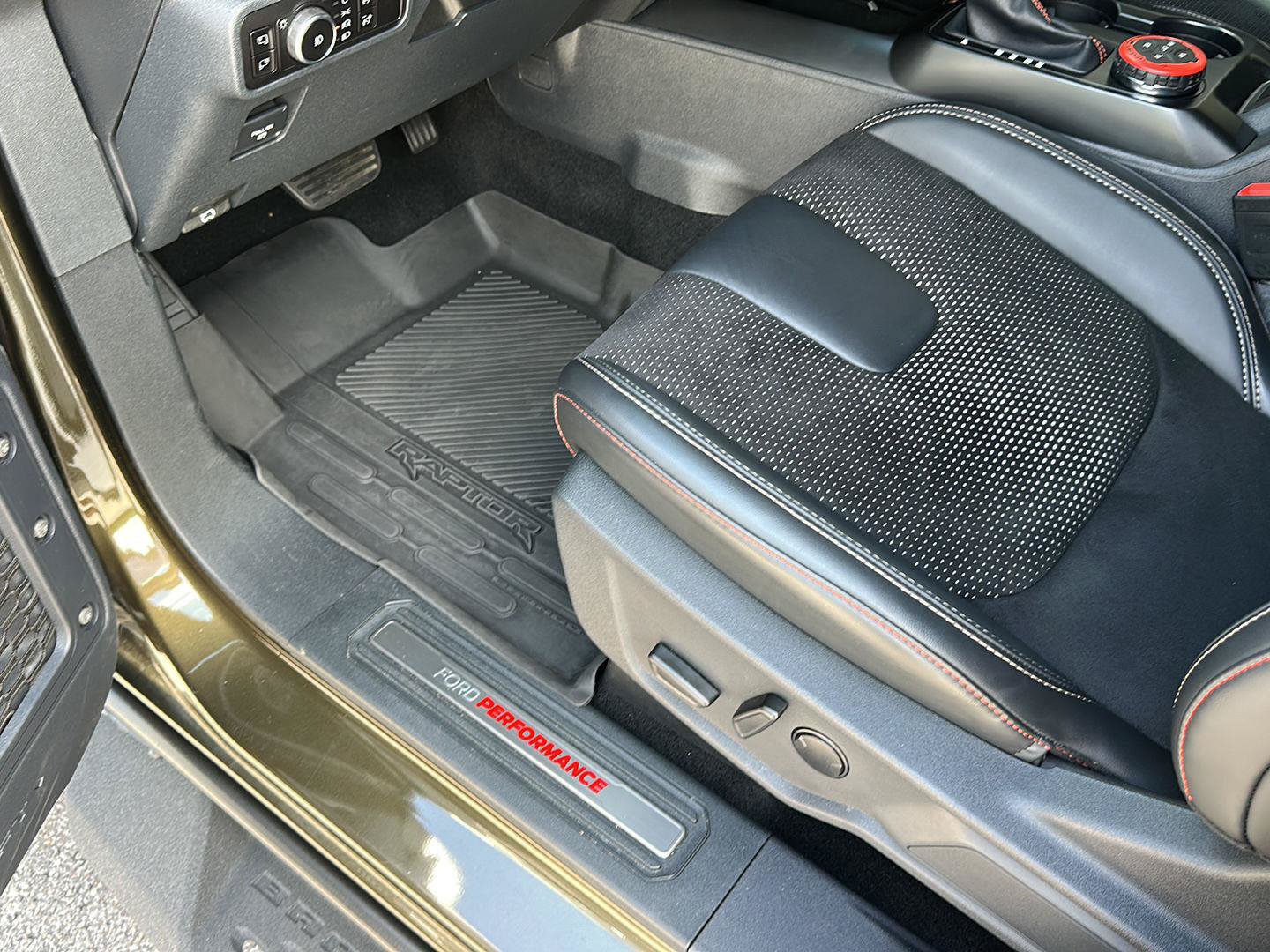 Certified 2025 Ford Bronco Raptor w/ Interior Carbon Fiber Pack AWD/4WD image 12