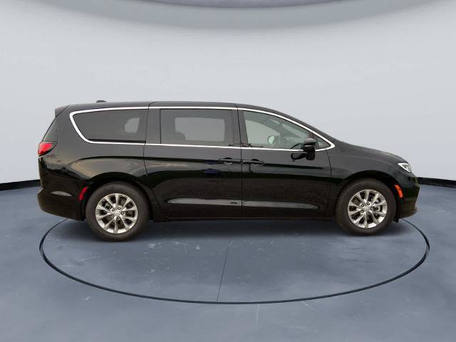 Used 2026 Chrysler Pacifica Limited FWD image 4