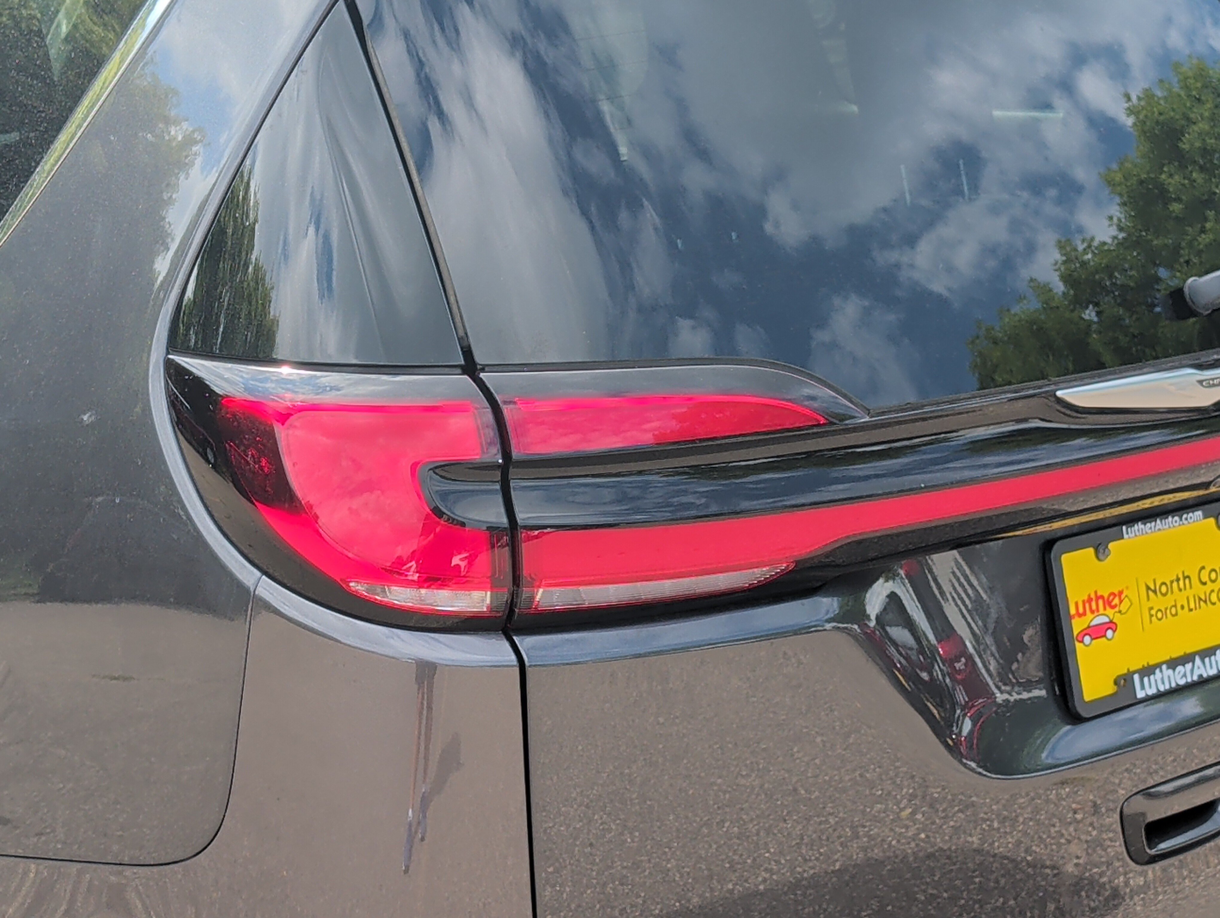 Used 2022 Chrysler Pacifica Touring-L w/ Uconnect Theater Family Group AWD/4WD image 18