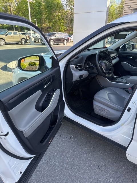 Used 2022 Toyota Highlander XLE AWD/4WD image 14