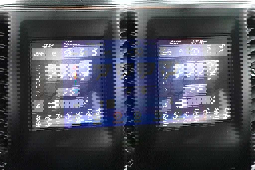 Used 2019 Jeep Cherokee Latitude Plus w/ Cold Weather Group image 19