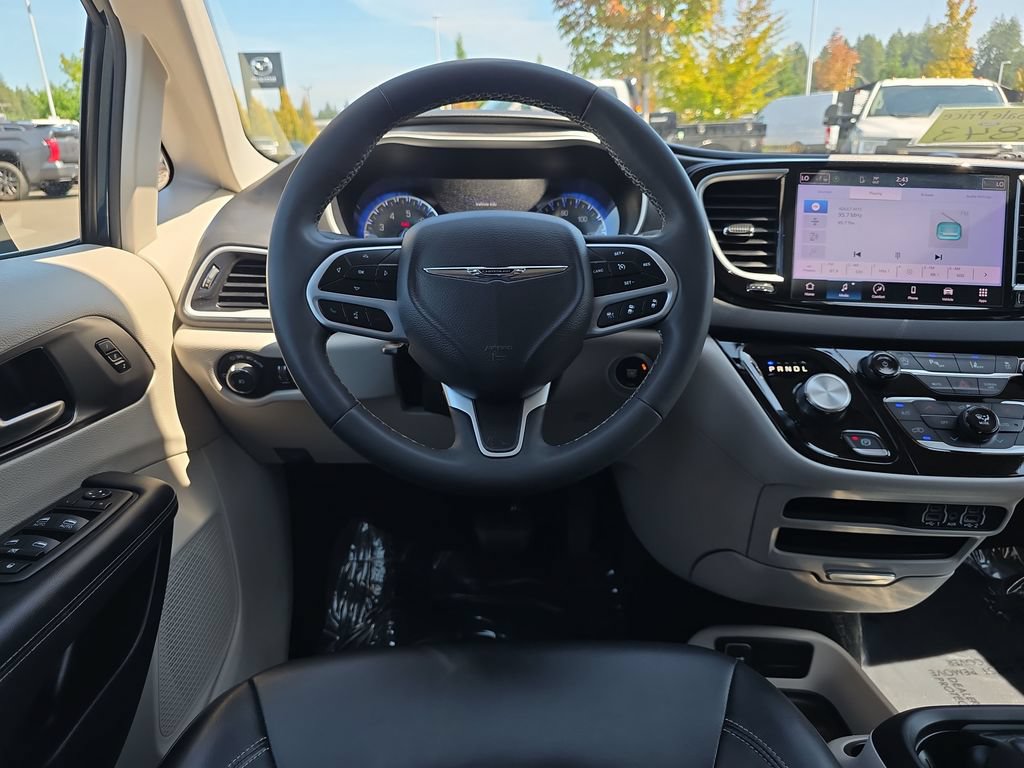 Used 2023 Chrysler Pacifica Touring-L FWD image 8