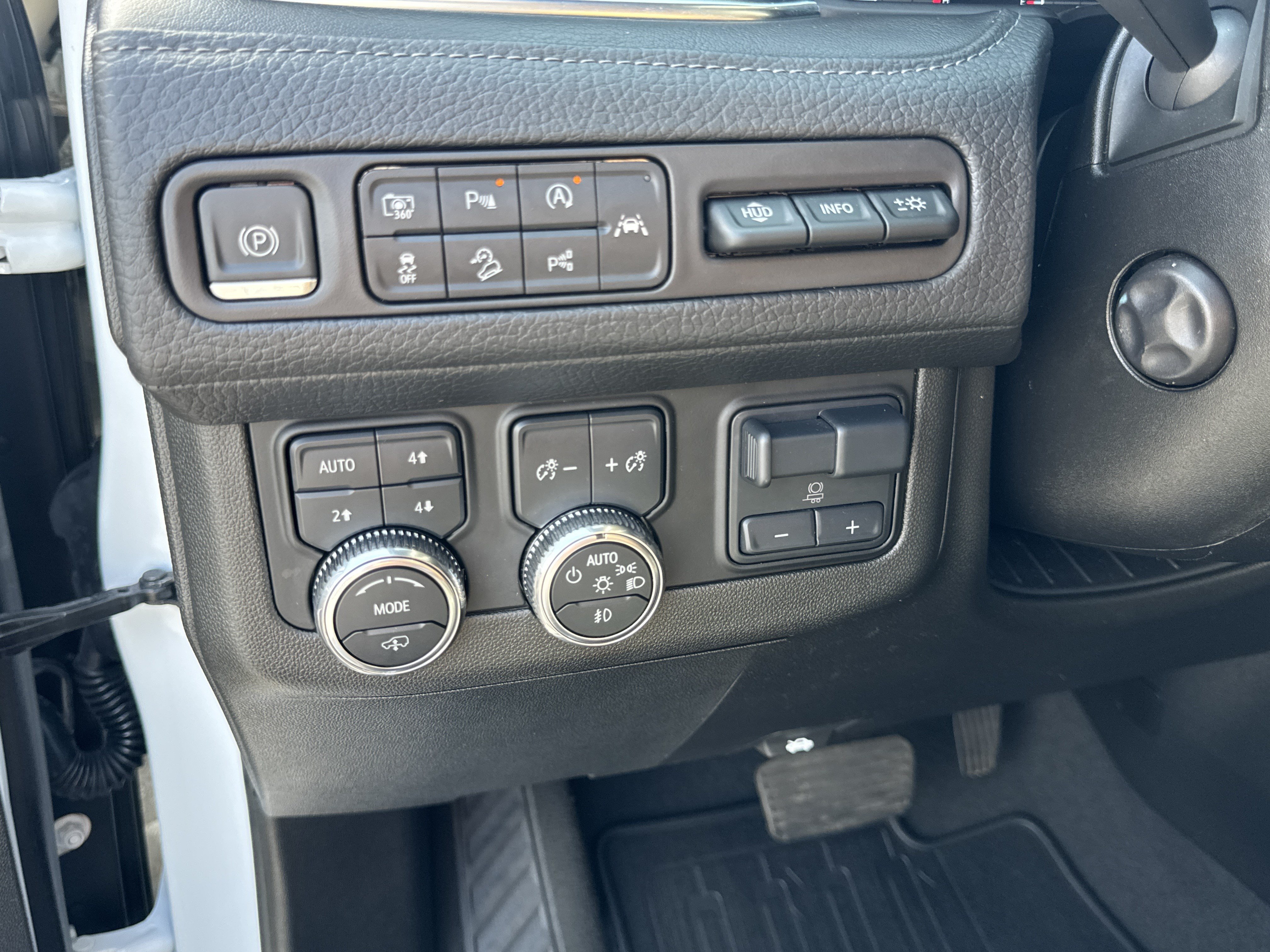 Used 2024 GMC Yukon XL Denali w/ Advanced Technology Package AWD/4WD image 38