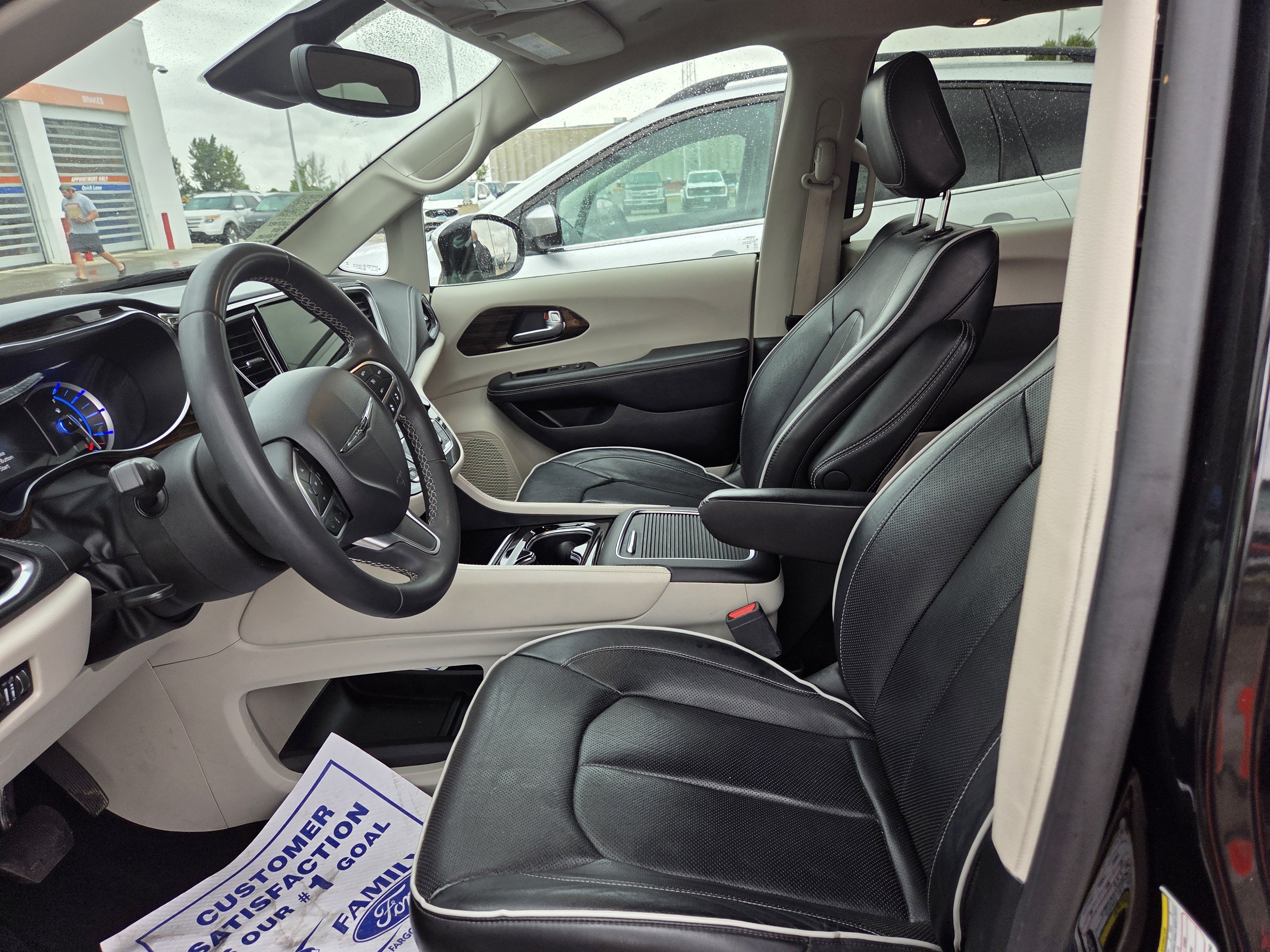Used 2023 Chrysler Pacifica Limited FWD image 21