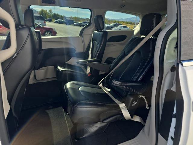 Used 2024 Chrysler Pacifica Touring-L image 12