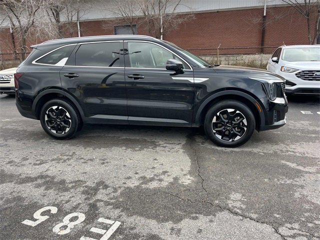 Used 2024 Kia Sorento S image 2
