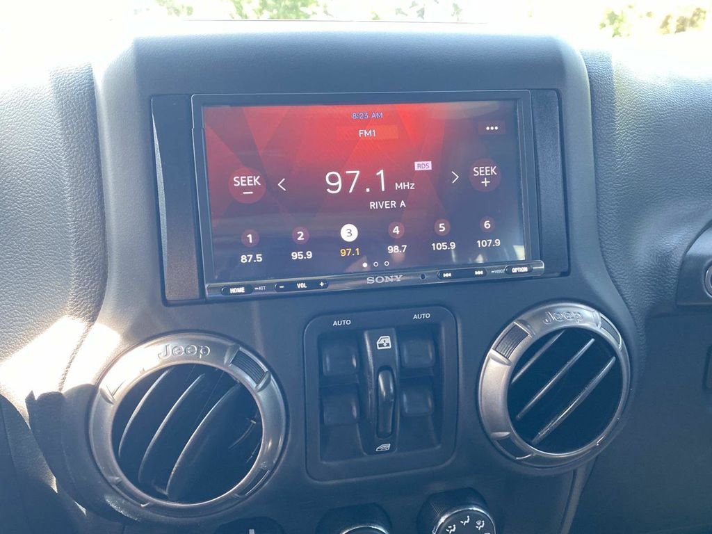Used 2018 Jeep Wrangler Unlimited Sahara AWD/4WD image 22