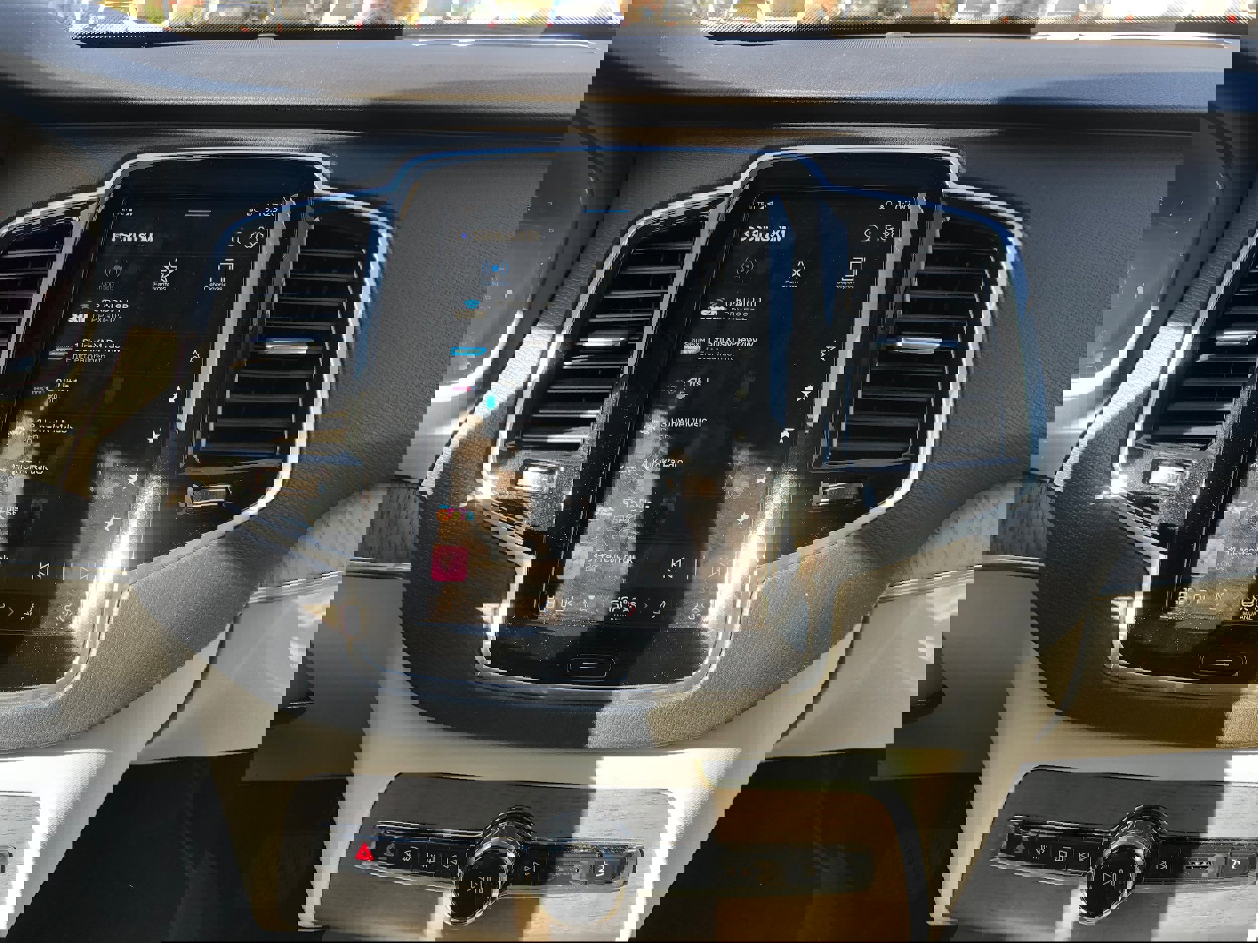 Used 2023 Volvo XC90 B6 Plus image 13