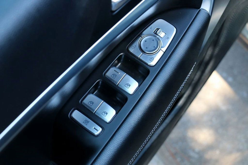 Used 2025 Genesis G70 2.5T image 11