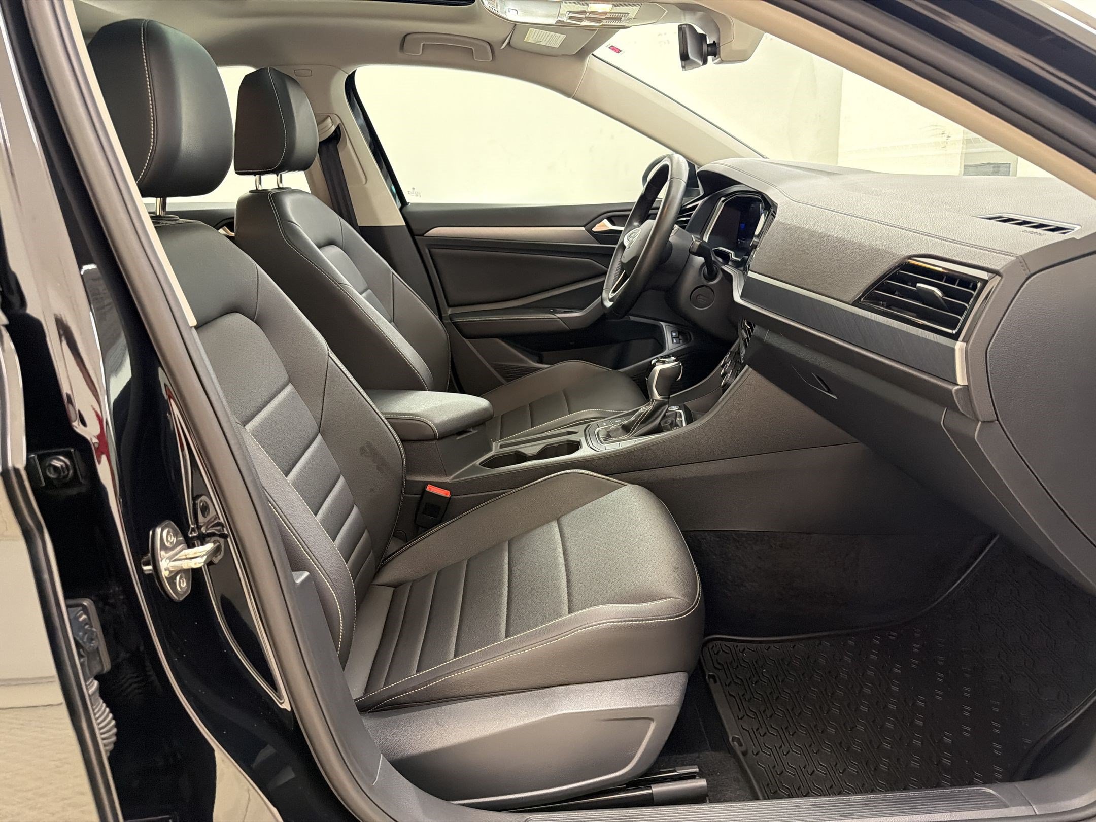 Used 2024 Volkswagen Jetta SE w/ Panoramic Sunroof Package FWD image 30
