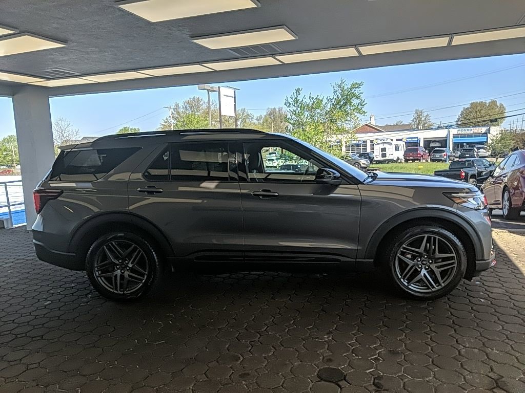Certified 2025 Ford Explorer ST AWD/4WD image 5