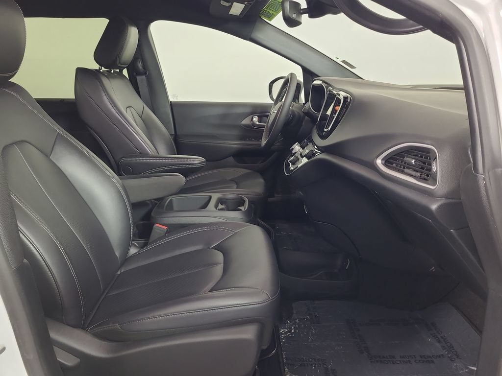Used 2025 Chrysler Pacifica Select FWD image 21