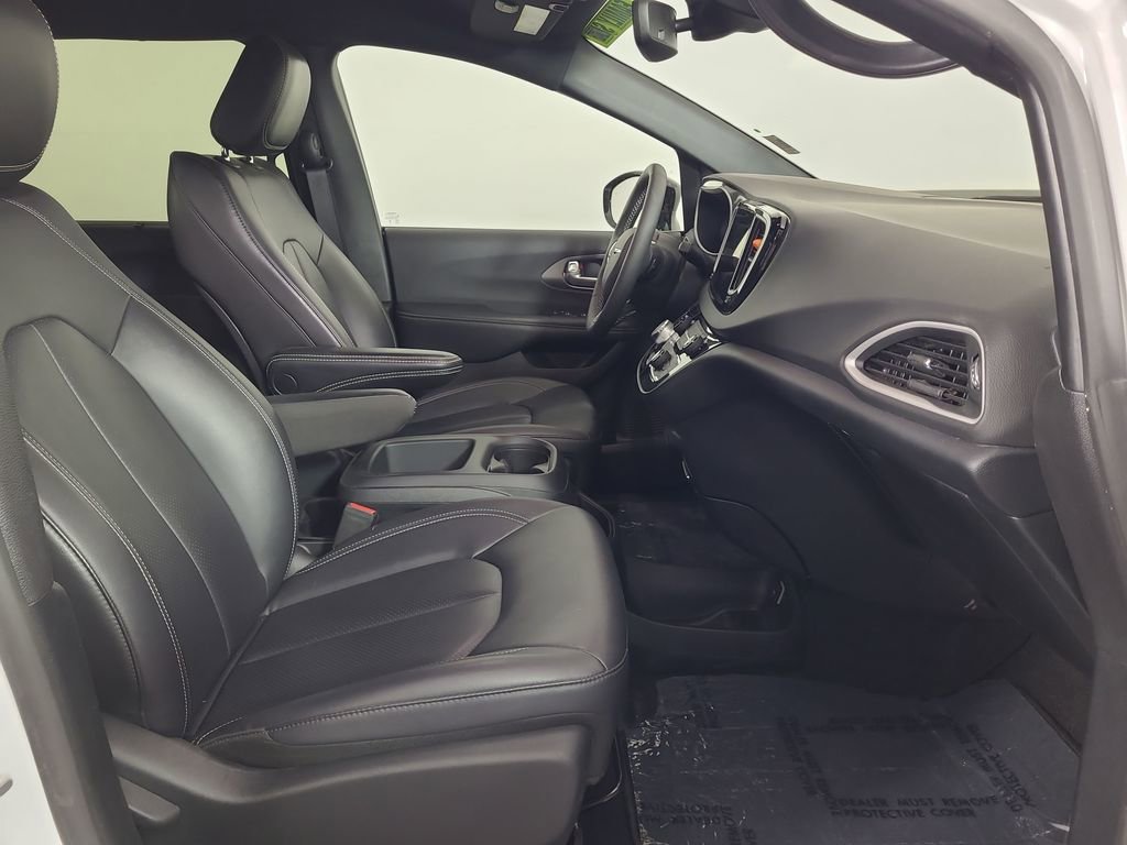 Used 2025 Chrysler Pacifica Select FWD image 21